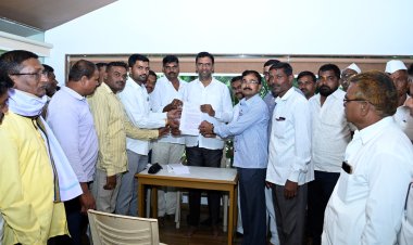 कांदा अनुदानासाठी सातबारा नोंदणीचे अट शिथील करण्यासाठी शेतकऱ्यांचे आमदार शंकरराव गडाख यांना निवेदन.