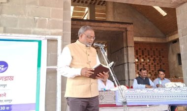 पशुपालकांनी शेणखत प्रक्रियेवर भर द्यावा - डॉ . शरद गडाख . कुलगुरू डॉ.पंजाबराव देशमुख कृषी विद्यापीठ, अकोला व महाराष्ट्र पशु व मत्स्य विज्ञान विद्यापीठ, नागपूर .