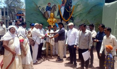 दि.०१ मे रोजी राहुरी शहरातील लक्ष्मी नगर परिसरात साहित्यसम्राट लोकशाहीर अण्णाभाऊ साठे यांच्या पुतळ्यास पुष्पहार अर्पण करून अभिवादन करण्यात आले.