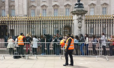 किंग चार्ल्स की ताजपोशी से पहले बकिंघम पैलेस के बाहर बड़ी वारदात, संदिग्ध युवक की तलाशी की  में  मिला चाकू