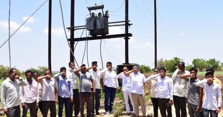 शेतकऱ्यांना पंधरा दिवसानंतर महावितरणाने दिलेल्या ट्रांन्सफार्मर तोही बंद अवस्थेत विद्युत महावितरणाने केली शेतकऱ्यांची फसवणूक शेतकऱ्यांची महावितरण विरोधात ट्रान्सफॉर्मर समोर बोंबाबोंब आंदोलन.