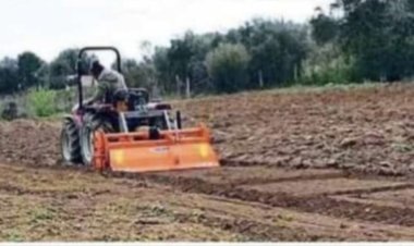 पाऊस लांबल्याने शेतकरी हवालदिल पिकांच्या पेरण्या खोळंबल्या.