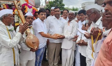 अशोक कारखाना मित्र समूहाच्या वतीने दिंडी भेट प्रसंगी वारकऱ्यांना अनोखी भेट