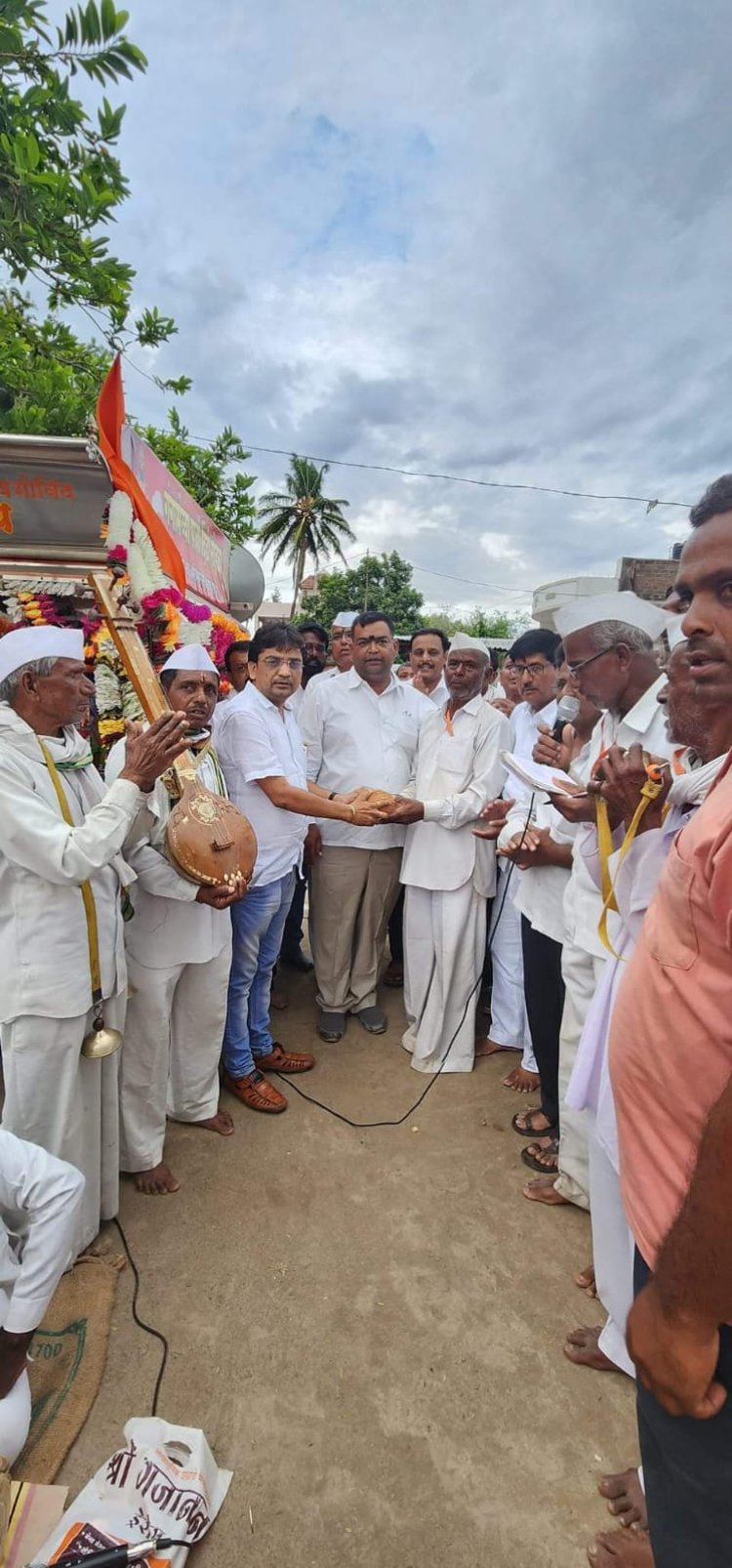 अशोक कारखाना मित्र समूहाच्या वतीने दिंडी भेट प्रसंगी वारकऱ्यांना अनोखी भेट