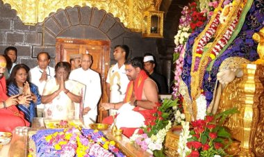 राष्ट्रपती द्रौपदी मुर्मू यांनी शिर्डी येथे घेतले श्री साईबाबा समाधीचे दर्शन,