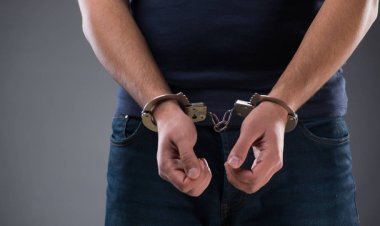 तीसरी कक्षा में पढ़ा एक व्यक्ति फेसबुक का इस्तेमाल कर लोगों को धोखा देता था