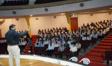 स्वतःमधील सॉफ्ट कौशल्य विकसित करण्यासाठी नेहमी स्वतःला अपग्रेड करून अपडेट ठेवा -तज्ञ व्याख्याते श्री .जयेश देशमुख .