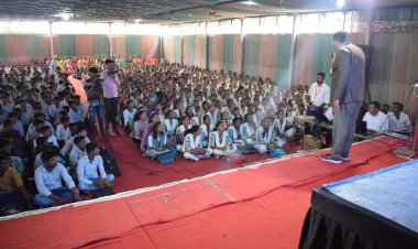 विद्यार्थ्यांनी करीयर करण्यासाठी आपल्या आवडीनुसार  क्षेत्र निवडावे  डॉ. महेशजी खूस्पे