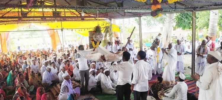 गुरुवर्य मीराबाई महाराज मिरीकर यांच्या काल्याच्या कीर्तनाने संत सावता महाराज यांच्या अखंड हरिनाम सप्ताहाची सांगता.