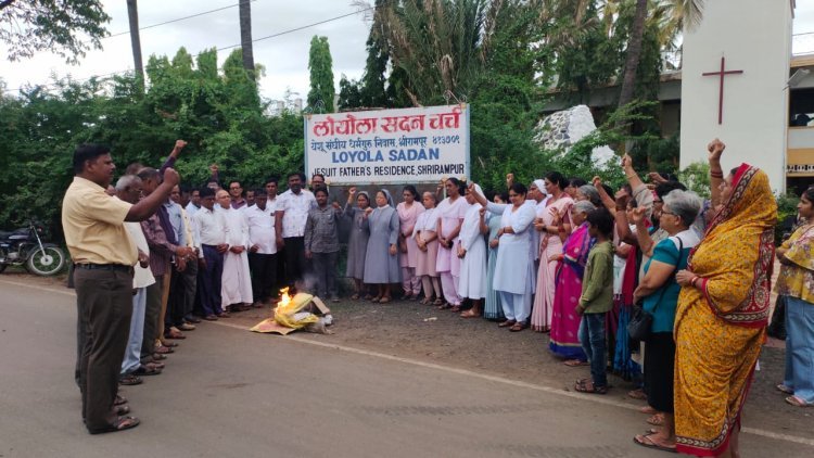 श्रीरामपूर लोयोला सदन येथे, मणिपूर येथील महिलांवरील निंदनीय अत्याचार घटनेचा ख्रिश्चन समाजाच्या वतीने जाहीर तीव्र निषेध व्यक्त ....