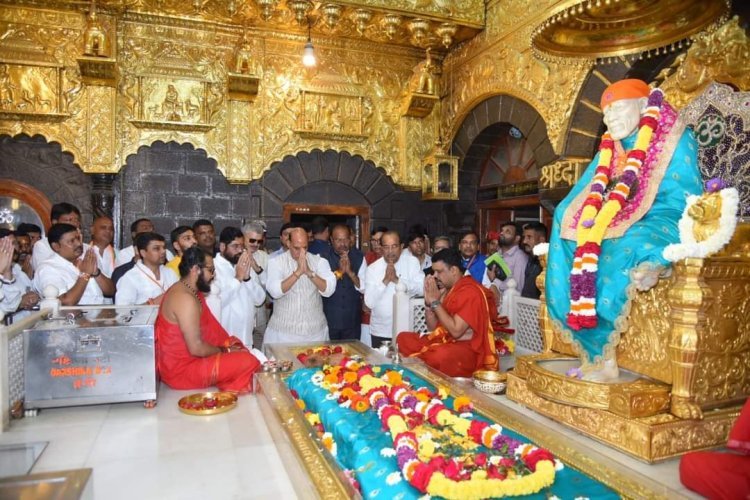 शिर्डी या धार्मिक ठिकाणी केंद्रीय संरक्षण मंत्री माननीय श्री. राजनाथ सिंह, मुख्यमंत्री महाराष्ट्र मा. श्री. एकनाथ शिंदे यांनी साईबाबा समाधी, द्वारकामाई व गुरूस्थानचे दर्शन घेऊन, पुजा व आरती केली.