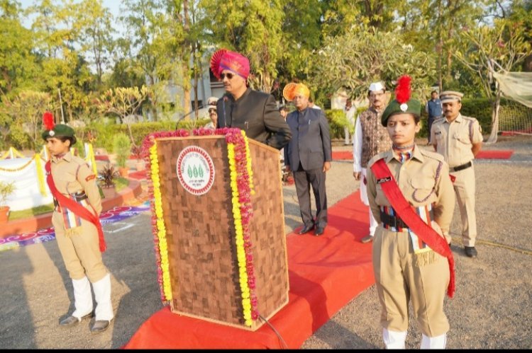 महात्मा फुले कृषी विद्यापीठात 75 वा प्रजासत्ताक दिन उत्साहात साजरा,राष्ट्रीय एकात्मता व चारित्र्य जपणे महत्त्वाचे कुलगुरू डॉ . पी . जी . पाटील