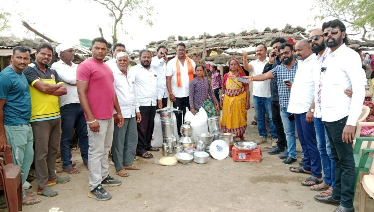 "मनमाड  या ठिकाणी आमदार सुहास आण्णा कांदे यांच्याकडून जळीतग्रस्त कुटुंबीयांना मदत. "