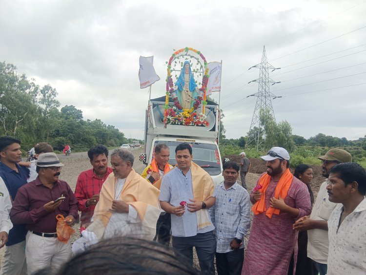 पवित्र मरियामाता यात्रा उत्सवा निमित्त ता. राहुरीच्या मौजे डिग्रस फाटा येथे फादरांचे व भाविकांचे स्वागत.