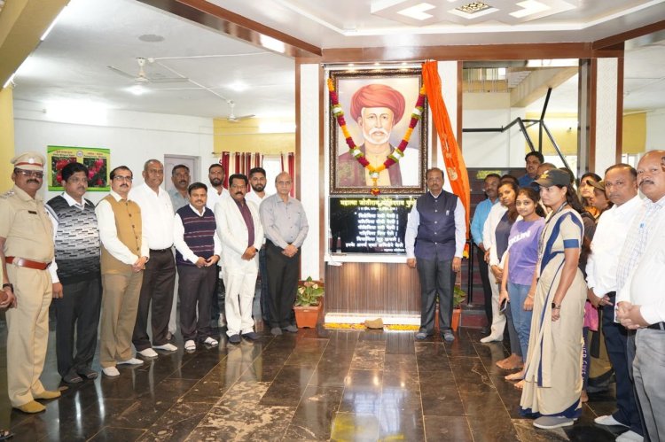 महात्मा फुले कृषी विद्यापीठात महात्मा जोतीबा फुलेंच्या तैलचित्राचे अनावरण .