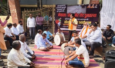 नेवासा-संगमनेर रोड दुरवस्था व इतर रस्ते: शिवसेना (उबाठा) वतीने धोल नगरपलिकेसमोर बजवो आंदोलन.