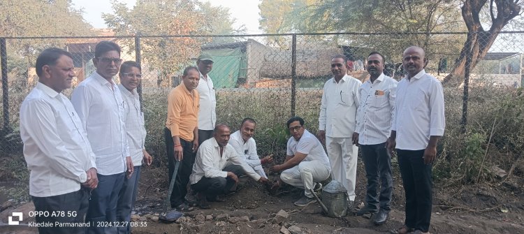 वृक्षारोपणाने मुळा एज्युकेशनचे अध्यक्ष प्रशांत गडाख यांचा वाढदिवस साजरा .