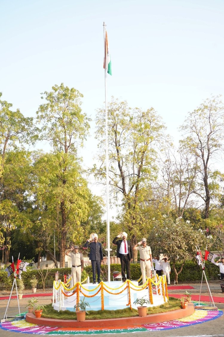 महात्मा फुले कृषी विद्यापीठात ७६ वा प्रजासत्ताक दिन उत्साहात साजरा प्रभारी कुलगुरू डॉ.सत्ताप्पा खरबडेंच्या हस्ते ध्वजारोहन