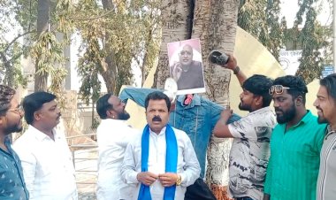 मराठीअभिनेता राहुल सोलापूरकरांच्या प्रतीकात्मक पुतळ्याला रिपाईच्या वतीने जोडे मारो आंदोलन.