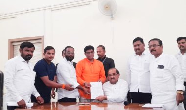 विस्थापित व्यापाऱ्यांच्या पुनर्वसनासाठी सचिन बडदे यांनी मांडलेल्या आराखड्याचे नामदार राधाकृष्ण विखे पाटील यांच्याकडून कौतुक.