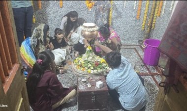 अहिल्यानगर शहरातील कापडबाजार येथील पंचमुखी महादेव मंदिरात भाविकांची गर्दी, उपस्थित भाविकांना मंडळाच्या वतीने महाप्रसादाचे वाटप .