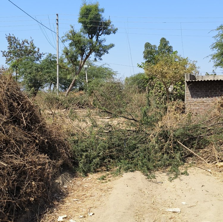 रस्ताबंदीचा पेच: प्रशासनाच्या दुर्लक्षामुळे शेतकऱ्यांमध्ये असंतोष