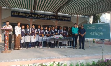 हरित सेनेच्या नैसर्गिक रंग निर्मितीच्या कार्यशाळे मध्ये रंगून निघाले सावित्रिबाई फुले माध्यमिक विद्यालय .