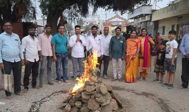 लोणी खुर्द गावातील होलिका पारंपरिक पद्धतीने साजरी.