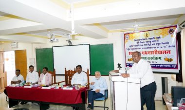 मधमाशी हा शेतकऱ्यांचा खरा मित्र - संशोधन संचालक डॉ. विठ्ठल शिर्के