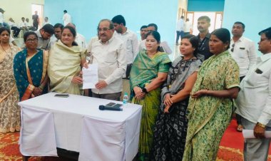 लोणी खुर्द ग्रामपंचायत च्या कारभाराबद्दल महिला आक्रमक. पालकमंत्री राधाकृष्ण विखे पाटील यांना निवेदन.