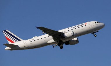 885KM की रफ्तार से उड़ रही थी फ्लाइट, बीच हवा में गुम हो गई युवक की 1 चीज, फिर