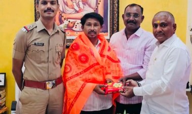 पैशाचा बंडल_शिर्डीत प्रामाणिकपणाचे दर्शन : निलेश कोते.