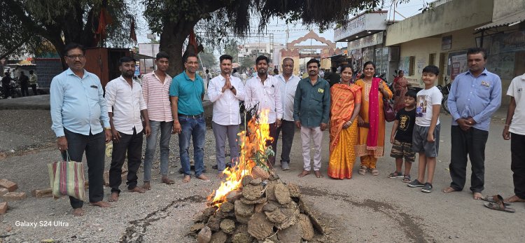 लोणी खुर्द गावातील होलिका पारंपरिक पद्धतीने साजरी.