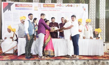 राष्ट्रीय लोकराज्य न्यूज मीडियाच्या वतीने प्रमोद गजभार यांना आदर्श सरपंच पुरस्कार प्रदान.