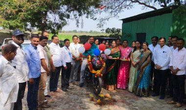 पालकांनी आदर्श सौंदळा गावच्या गुरुजींना दिली पल्सर भेट