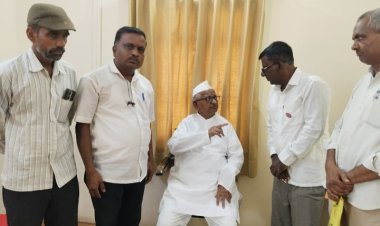 सामाजिक कार्यकर्ते व पत्रकारांनी जेष्ठ समाजसेवक अण्णा हजारे यांची घेतली भेट, भ्रष्टाचारविरोधी चळवळीत तरुणांनी सामील होण्याचं केलं आवाहन .