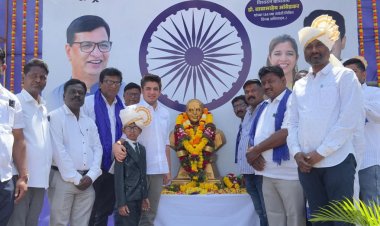 डॉ.बाबासाहेब आंबेडकर यांच्या १३४ व्या जयंती महोत्सवानिमित्त संगमनेर शहर व तालुका राष्ट्रीय दलित पँथर यांच्या वतीने आयोजित कार्यक्रमास सत्यजीत तांबे यांनी महामानव डॉ. बाबासाहेब आंबेडकर यांच्या पुतळ्यास पुष्पांजली अर्पण करत त्यांना विनम्र अभिवादन केलं.