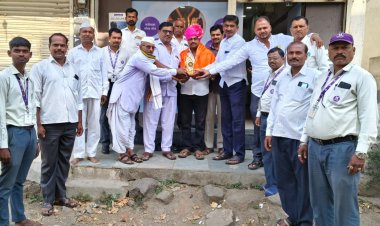 भागवत दीक्षित यांना नागेबाबा परिवाराचा बेस्ट गोल्ड व्हॅल्यूअर पुरस्कार प्रदान.