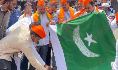 दहशतवादी हल्ल्याचा निषेध करत श्रीरामपूर येथे भाजपने पाकचा झेंडा जाळला