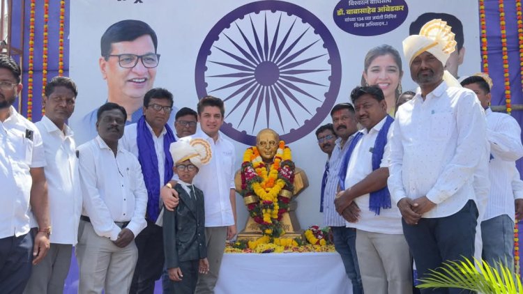 डॉ.बाबासाहेब आंबेडकर यांच्या १३४ व्या जयंती महोत्सवानिमित्त संगमनेर शहर व तालुका राष्ट्रीय दलित पँथर यांच्या वतीने आयोजित कार्यक्रमास सत्यजीत तांबे यांनी महामानव डॉ. बाबासाहेब आंबेडकर यांच्या पुतळ्यास पुष्पांजली अर्पण करत त्यांना विनम्र अभिवादन केलं.