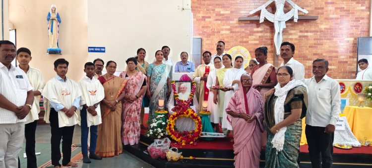 लोयोला सदन चर्च, श्रीरामपूर यांच्या वतीने , रोमन कॅथोलिक पंथाचे प्रमुख परमगुरूस्वामी पोप फ्रान्सिस यांना भावपूर्ण श्रध्दांजली....