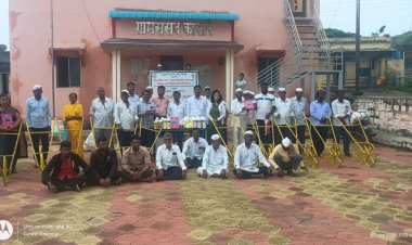 महात्मा फुले कृषी विद्यापीठाकडून कासार गावातील शेतकऱ्यांना कृषी साहित्याचे वाटप..