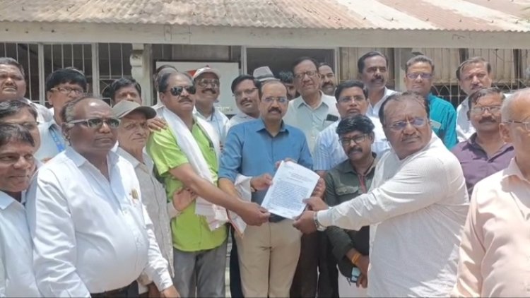 पत्रकारांना अरेरावी व दमदाटी करून बातमी घेण्यास मज्जाव करणाऱ्या गोडाऊन किपरवर दोन दिवसात कारवाई करण्यासाठी सर्व पत्रकारांनी तहसीलदार नामदेव पाटील यांना दिले निवेदन