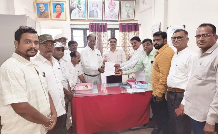 दत्तनगर व आगाशेनगर मधील वीज प्रश्नाबाबत महावितरण अधिकाऱ्यांना निवेदन.