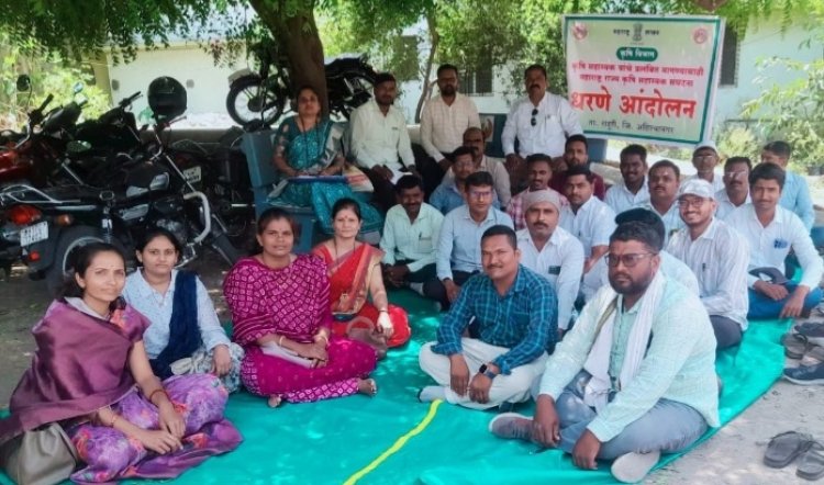 कृषी सहाय्यकांचे तालुका कृषी कार्यालयासमोर विविध मागण्यांसाठी धरणे आंदोलन .