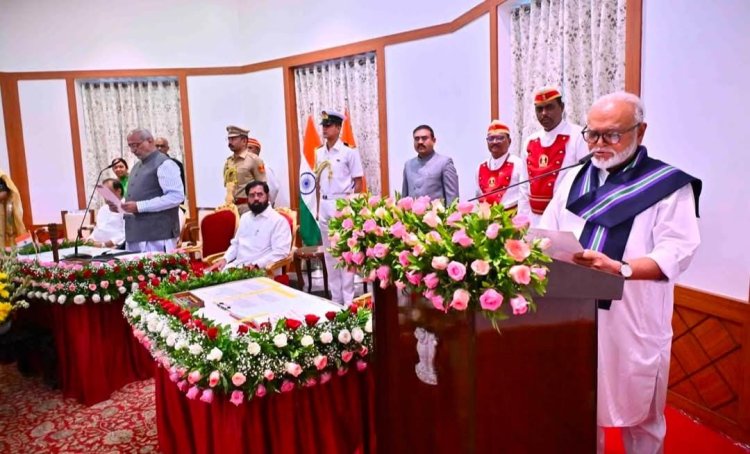 माननीय छगन चंद्रभागा चंद्रकांत भुजबळ यांनी मंत्रिपदाची शपथ घेतली. मंत्रीमंडळ विस्तार विधी. राज्यपाल सी. पी. राधाकृष्णन यांनी त्यांना पद व गोपनियतेची शपथ दिली. मंत्रीमंडळ विस्तार  शपथविधी सोहळा.