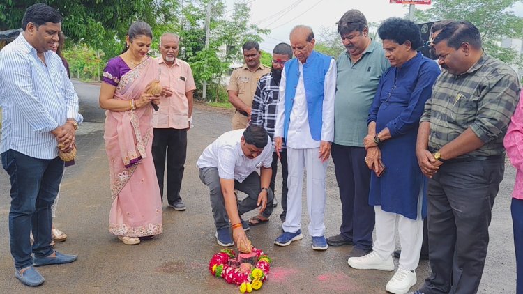 नामदार राधाकृष्ण विखे पाटील साहेब यांच्या विकासनिधीतून रस्त्याच्या कामाचा शुभारंभ संपन्न....