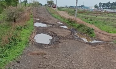 केशर डेअरी ते वरवंडी फाटा रस्त्याला वाली कोण? दुर्दशा  झालेल्या रस्त्यावरून नागरिकांना करावा लागतोय प्रवास .