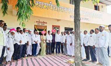 नूतन तलाठी मंगल गुसिंगे यांचे स्वागत तर तलाठी बालाजी मलदोडे यांना निरोप.