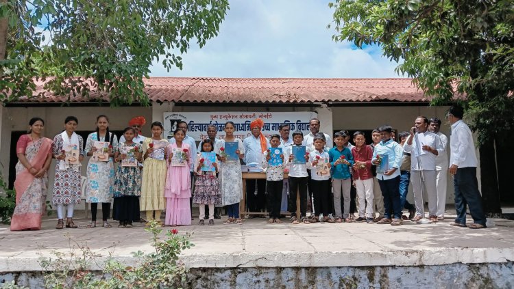 अहिल्याबाई होळकर शाळेच्या वतीने नवगात मुलांचे पेन ,पुष्प व पुस्तके देऊन जोरदार स्वागत.